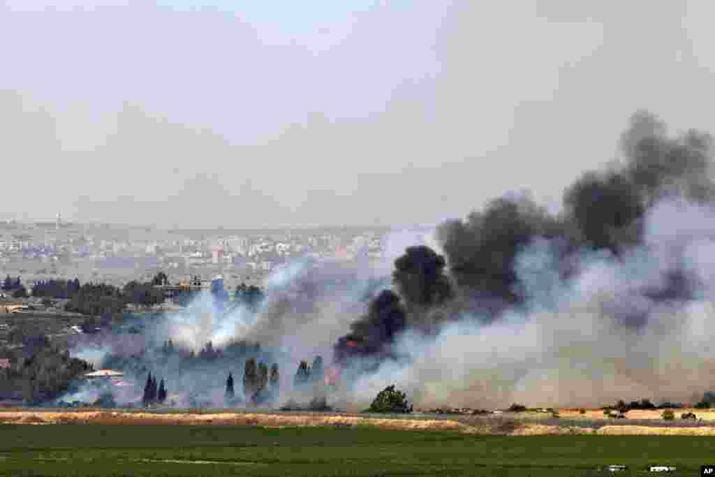 Smoke rises from a fire as a result of fighting in the the Syrian village of Quneitra near the border with Israel, as seen from an observatory near the Quneitra crossing, June 6, 2013. 