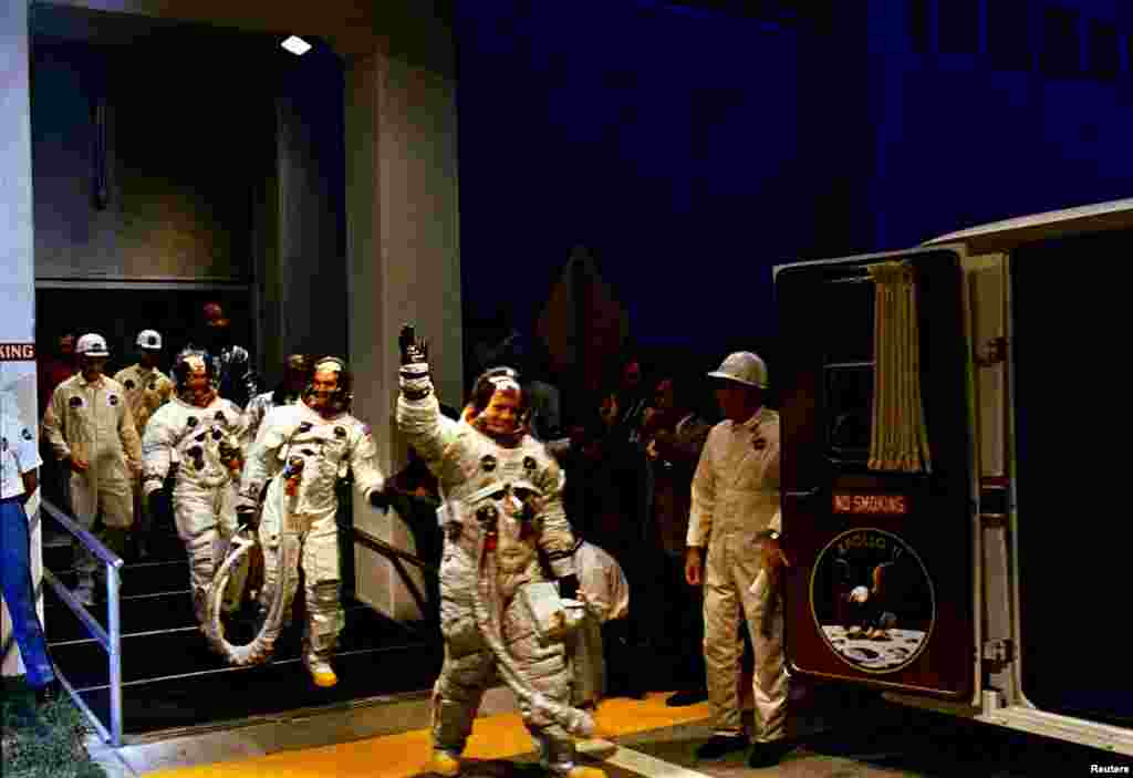 Awak Apollo 11 meninggalkan gedung Kennedy Space Center untuk penghitungan mundur sebelum peluncuran pesawat antariksa pada 16 Juli 1969.
