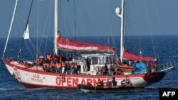 Des rescapés à bord du Open Arms Yacht de l'ONG espagnole Proactiva, près de la côte libyenne, le 7 mai 2018.