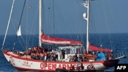 Des rescapés à bord du Open Arms Yacht de l'organisation non gouvernementale espagnole Proactiva, près de la côte libyenne, le 7 mai 2018.
