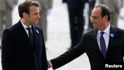 El presidente saliente de Francia, François Hollande (derecha) junto al presidente electo, Emmanuel Macron, durante una ceremonia ante la Tumba del Soldado Desconocido en París.