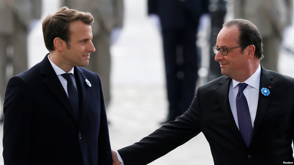 Tổng thống-đắc cử Pháp Emmanuel Macron (bên trái) và Tổng thống Pháp sắp mãn nhiệm Francois Hollande, ngày 8/5/2017.