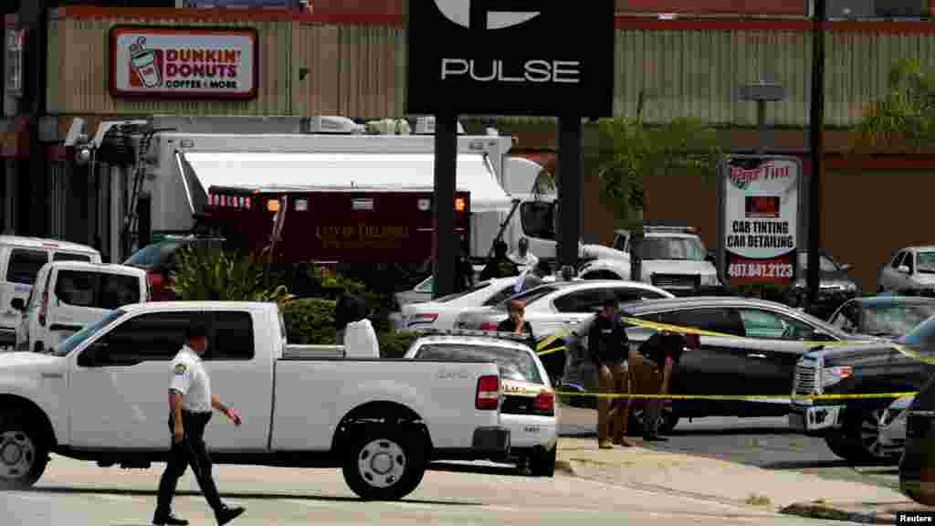 La police continue d&#39;enquêter sur la fusillade dans la boite de nuit à Orlando, le12 juin 2016.
