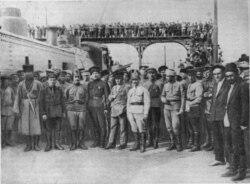 Bolşevik qoşunların komandanları Bakının girəcəyində zəfər fotosu çəkdirir. 28 aprel, 1920. (Fotoda: Sergey Kirov, Anastas Mikoyan, Serqo Orcenikidze, Mixail Levandovski və işğala vasitəçilik etmiş yerli kollaboristlər)