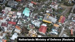 Vista aérea de los destrozos dejados por el huracán Irma en Sint Maarten, la parte holandesa de la isla de Saint Martin en el Caribe, Sept. 6, 2017. 