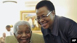 Rais wa zamani wa Afrika Kusini Nelson Mandela na mkewe Graca Machel nyumbani kwake Johannesburg, May 16, 2011.