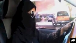 Activistas difundieron esta imagen de una mujer yendo a hacer sus compras en auto al mercado en Riad, la capital saudí.