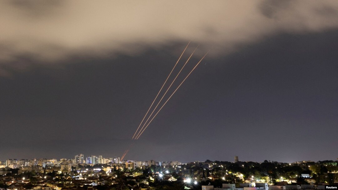 Sistem anti-rudal beroperasi setelah Iran meluncurkan drone dan rudal ke arah Israel, seperti yang terlihat dari Ashkelon, Israel, 14 April 2024. (Foto: REUTERS/Amir Cohen)