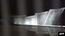 SHBA: Dobësohet dollari për shkak të shqetësimit të investitorëve