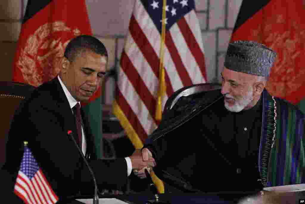 باراک اوباما رئیس جمهور ایالات متحده و حامد کرزی رئیس جمهور پیشین افغانستان حین امضای موافقتنامۀ همکاری های درازمدت ستراتیژیک میان دو کشور در ارگ کابل، تاریخ ۲ می ۲۰۱۲