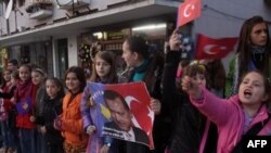 Kosovalı öğrenciler Erdoğan'ı beklerken