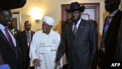 Sudanese President Omar al-Bashir (Center L) smiles after shaking hands with his South Sudanese counterpart Salva Kiir (Center R) following a meeting in the Ethiopian capital Addis Ababa, July 14, 2012. 