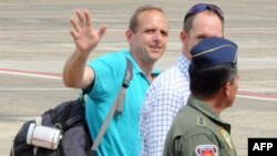 Former ELN rebels hostage Canadian Jernoc Wobert waves upon his arrival to Barrancabermeja's airport, Colombia, Aug. 27, 2013. 
