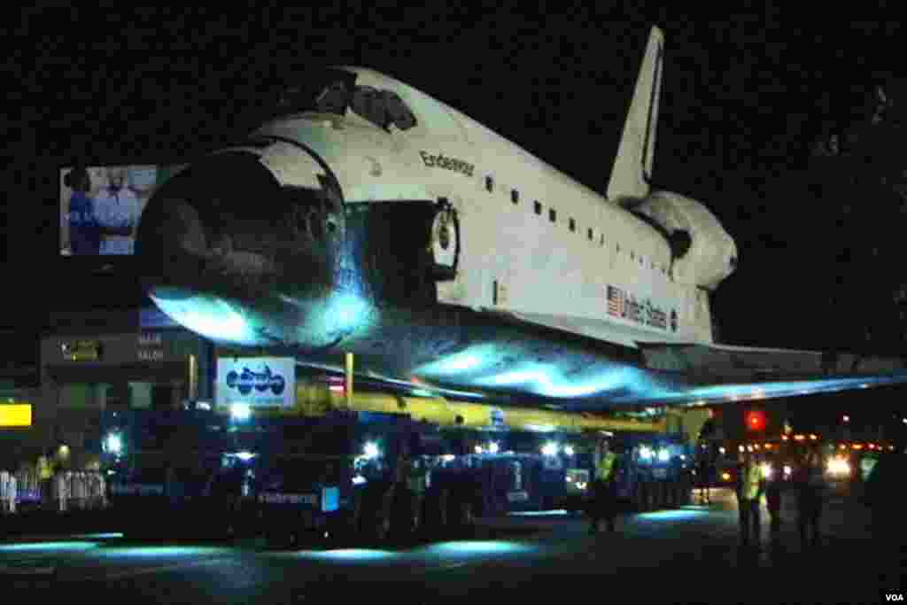 奋进号在洛杉矶街头缓慢前行