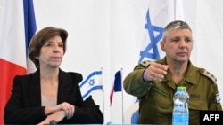 کاترین کولونا، وزیر امور خارجه فرانسه، در کنار اولیویه رافوویچ، از سخنگویان ارتش اسرائیل. یکشنبه ۲۶ آذر ۱۴۰۲