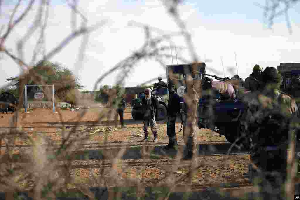 French and Malian troops man a checkpoint at the entrance of Gao, northern Mali, Feb. 11, 2013.