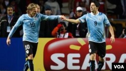 Forlán continúa sumando minutos sin anotar con su selección pero fue el responsable de iniciar la jugada que terminó perfectamente Luis Suárez para anotar el primer gol.