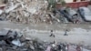 Anak-anak tampak berjalan di salah satu area yang hancur di Kota Tyre, Lebanon, pada 28 November 2024. (Foto: Reuters/Aziz Taher)