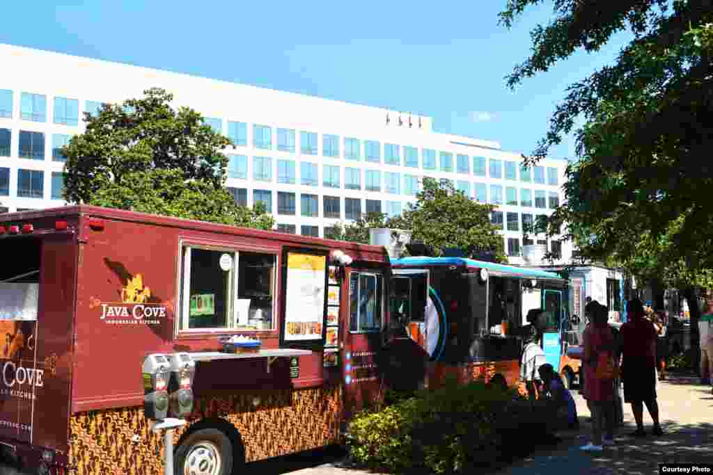 En esta imagen se ve el camión de comida, Java Cove, que sirve comida indonesia, estacionado por L&#39;Enfant Plaza en Washington, D.C.&nbsp;