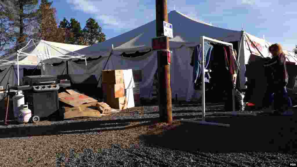 As a part of the Magalia Community Church distribution center, tents have been set up to house donated clothing, household items and furniture for fire survivors. (Elizabeth Lee/VOA News)