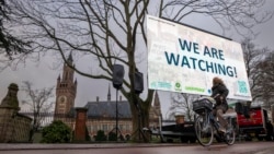 Aktivis berunjuk rasa di luar Mahkamah Internasional (kiri), di Den Haag, Belanda, Senin, 2 Desember 2024. (Peter Dejong/AP)