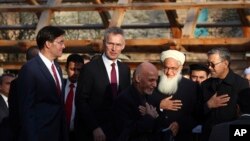 Preside Afghanistan Ashraf Ghani (tengah), didampingi Sekretaris Jenderal NATO Jens Stoltenberg, dan Menteri Pertahanan AS Mark Esper dalam konferensi pers bersama di istana kepresidenan di Kabul, Afghanistan, 29 Februari 2020. 