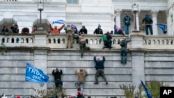 Поддржувачи на Доналд Трамп упаѓаат во Конгресот на САД, Јануари 6, 2021