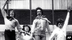 1967년, 영국 런던 EMI 하우스에서 포즈를 취하고 있는 핑크 플로이드(Pink Floyd). 왼쪽부터 로저 워터스(Roger Waters), 닉 메이슨(Nick Mason), 시드 배릿(Syd Barrett), 리처드 라이트(Richard Wright)