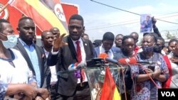 Umukuru w'umugambwe,National Unity Platform Robert Kyagulanyi, canke Bobi Wine, aha ikiganiro abamenyeshamakuru i Kampala, muri Uganda, kw'itariki ya 17/02/2021