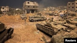 خودروهای زرهی اسرائیل در حین عملیات زمینی در غزه 