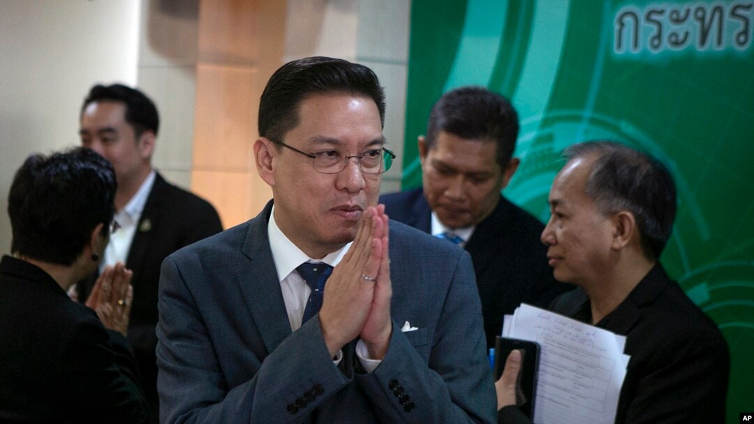 Menteri Ekonomi dan Masyarakat Digital Thailand, Phutthipong Punnakan (tengah), dalam konferensi pers peluncuran Pusat Penangkalan Berita Bohong (Anti-Fake News Center) di Bangkok, Thailand, 21 Agustus 2019.