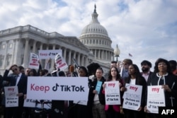 (FILE) Aksi unjuk rasa terhadap larangan TikTok di Capitol Hill, Washington, DC, 22 Maret 2023. Mahkamah Agung AS pada 17 Januari 2025, menegakkan undang-undang yang akan melarang TikTok di Amerika Serikat. (Brendan Smialowski / AFP)