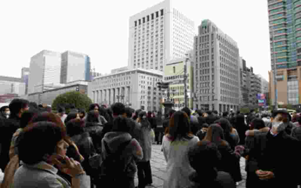 Gente paralizada en la calle ante la fuerte agitación de la tierra.