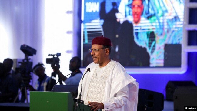 FILE PHOTO: Niger's President Mohamed Bazoum speaks during the commissioning of Dangote Petroleum refinery in Ibeju-Lekki, Lagos, Nigeria May 22, 2023. REUTERS/Temilade Adelaja/File Photo