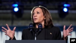 La candidata presidencial demócrata y vicepresidenta de EEUU, Kamala Harris, habla durante un evento de campaña en el Oakland Expo Center en el condado de Oakland, Michigan, el 18 de octubre de 2024.