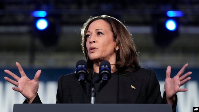 La candidata presidencial demócrata y vicepresidenta de EEUU, Kamala Harris, habla durante un evento de campaña en el Oakland Expo Center en el condado de Oakland, Michigan, el 18 de octubre de 2024.