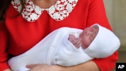 Pangeran William dan istrinya, Kate, Duchess of Cambridge dengan bayi mereka meninggalkan Rumah Sakit St.Mary di London, 23 April 2018. 