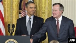 Президент Барак Обама и экс-президент Джордж Буш-старший.
