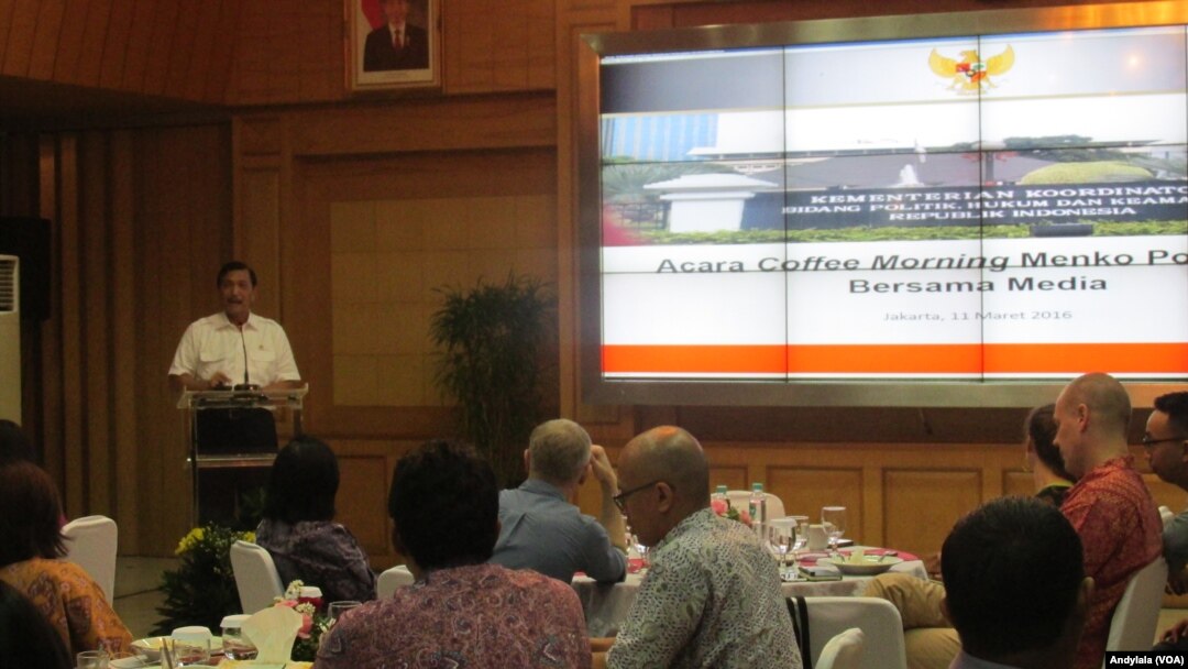 Menkopolhukam Luhut Binsar Panjaitan bertatap muka dengan media di kantor Menkopolhukam Jakarta, 11 Maret 2016.(Foto: VOA/Andylala).