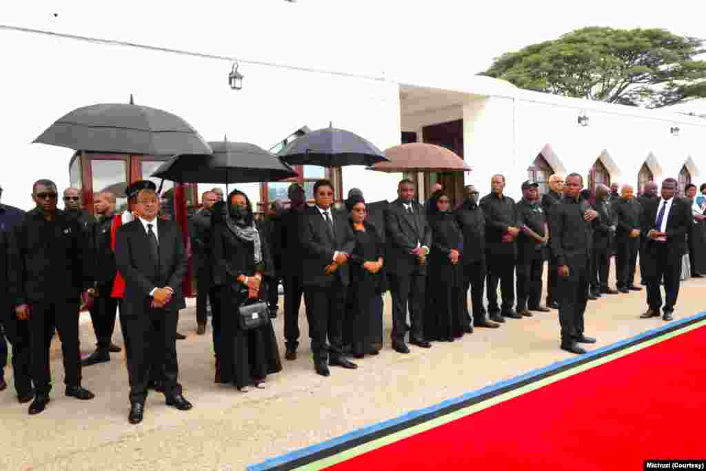 Rais Hassan Mwninyi na wakuu wa serikali wasubiri mwili wa Magufuli Ikulu