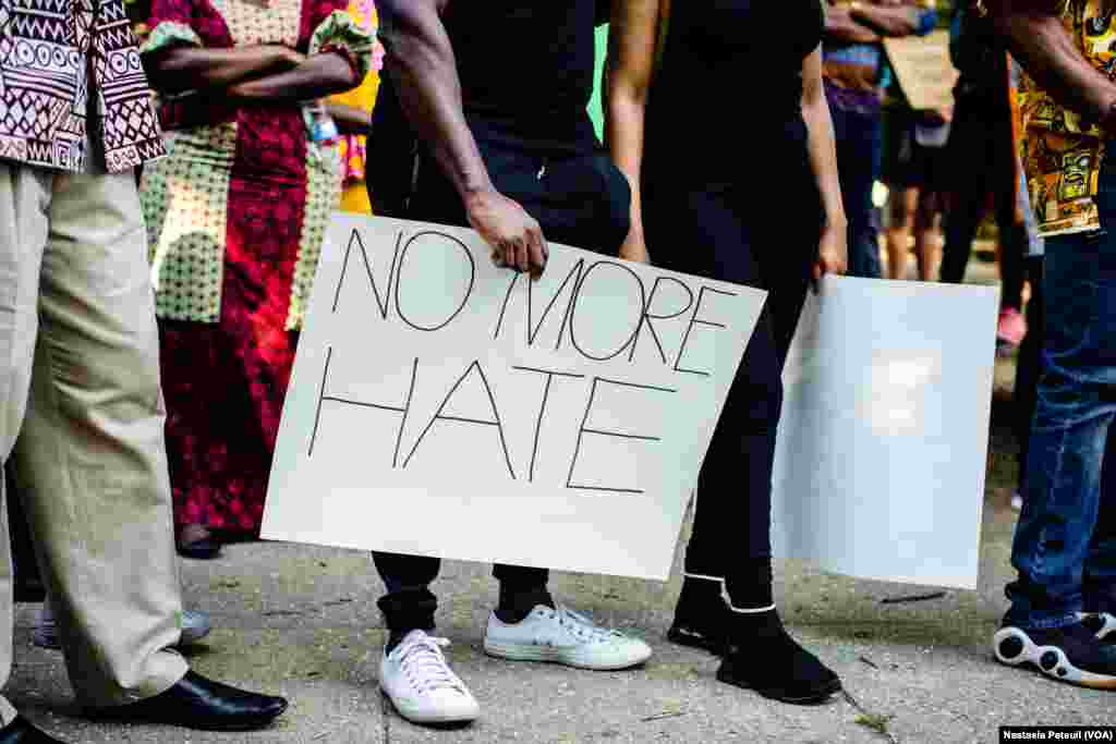 Un manifestant tient une pancarte &quot;Finie la haine&quot; lors du rassemblement &quot;Africans 4 BLM&quot; à Washington DC, le 14 juin 2020. (VOA/Nastasia Peteuil)