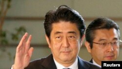 日本首相安倍晋三（中）。