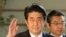 日本首相安倍晋三（中）。