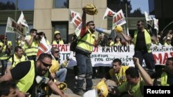 Para penambang dan pendukung pertambangan emas di utara Yunani meneriakkan slogan dalam aksi protes di luar kantor Kementerian Pembangunan di Athena, Yunani, 16 April 2015 (REUTERS/Alkis Konstantinidis)