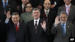 Gil Kerlikowske (en el centro) llegó a Lima para participar en la Conferencia Internacional Antidrogas que terminó este martes.