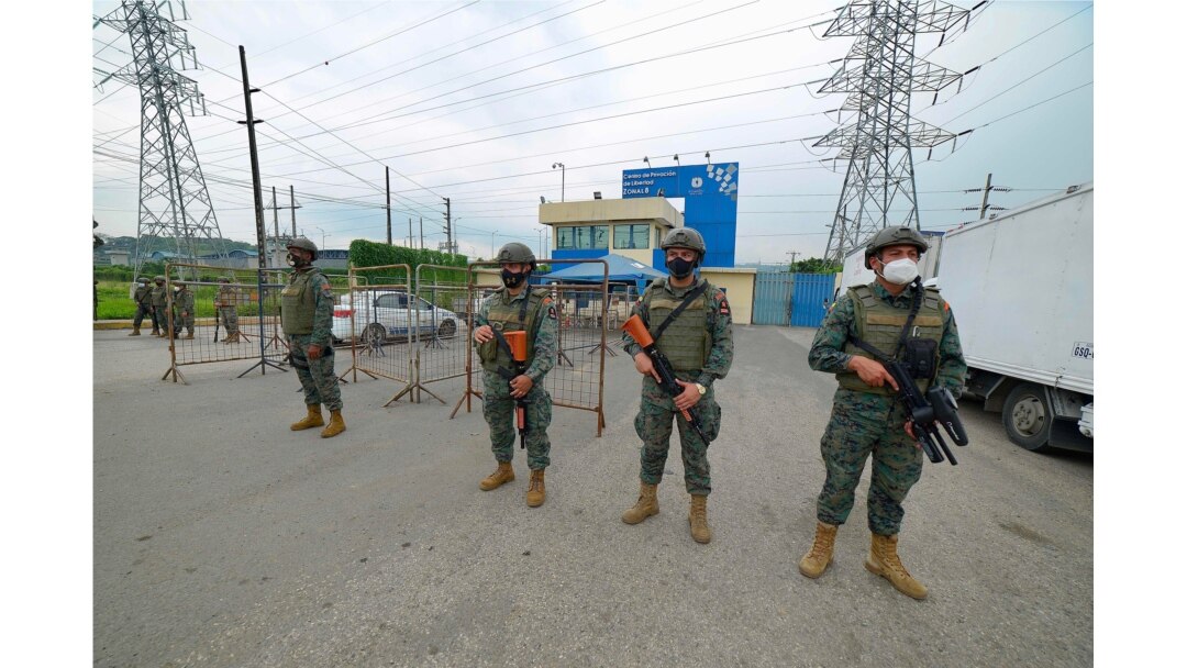 Miembros de la Fuerza Marítima Ecuatoriana custodian el Centro de Privación de Libertad Zona 8 en Guayaquil, Ecuador, el 23 de febrero de 2021.