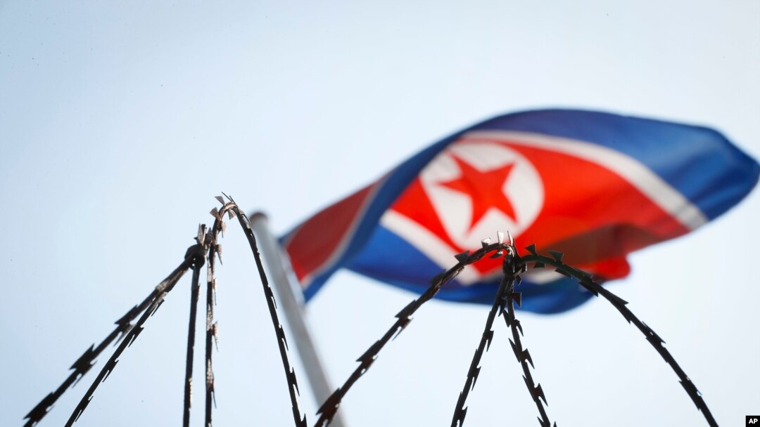 Bendera Korea Utara terlihat di balik kawat besi di kedutaan besar Korea Utara di Kuala Lumpur, Malaysia, 9 Maret 2017.