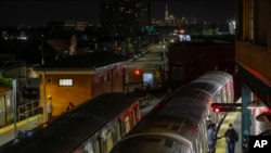 ARCHIVO - Agentes de la policía de Nueva York vacían un tren en la terminal Coney Island-Stillwell Avenue, el 5 de mayo de 2020, en el distrito de Brooklyn en Nueva York.
