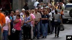 Las colas fuera de los supermercados venezolanos continúan a pesar de que están prohibidas. La crisis no entiende de reglas.