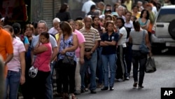 Los venezolanos ven reducida mes a mes su capacidad de compra para cubrir los gastos básicos de alimentación.